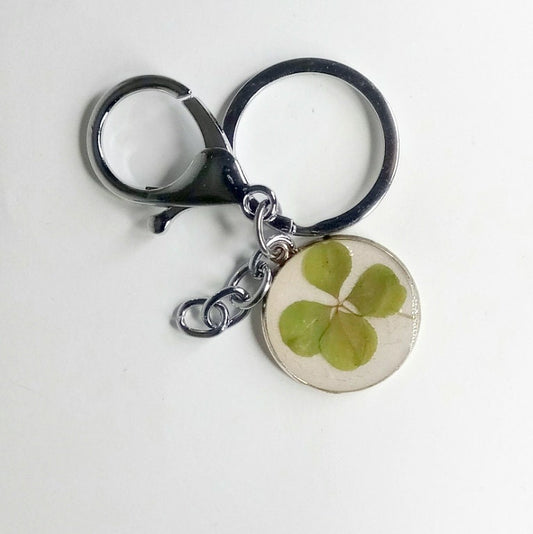 Keychain with a pendant with a real four leaf clover